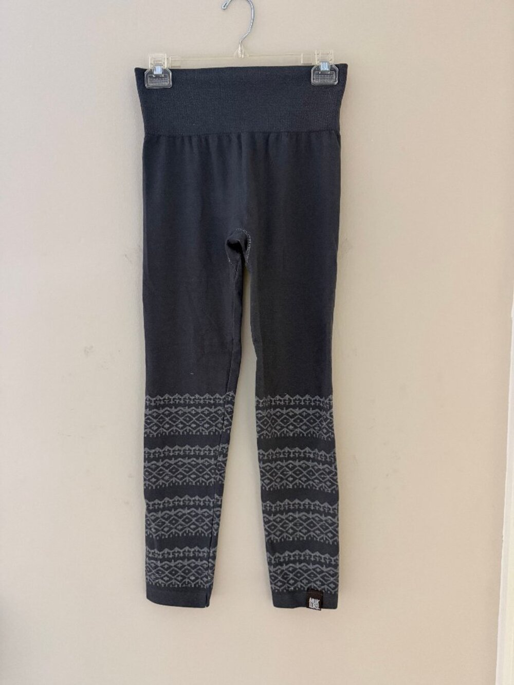 CUTE PAIR OF MUK LUKS GREY LEGGINGS WITH PATTERNED BOTTOM OF LEGS - SIZE M
